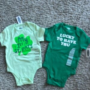 New with tags Saint Paddy‘s Day onesies size 12 to 18 months Green (2)